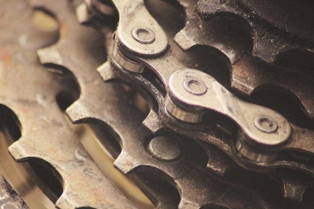 Cadena de la moto: cuándo limpiarla, engrasarla y tensarla