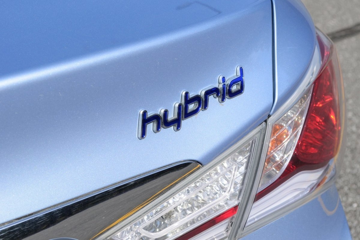 Emblema de un coche híbrido en la parte trasera
